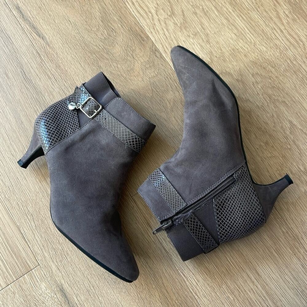 GLORIA VANDERBILT Tan / Taupe Faux Suede Heeled Pointed Toe Booties Boots Sz 7.5